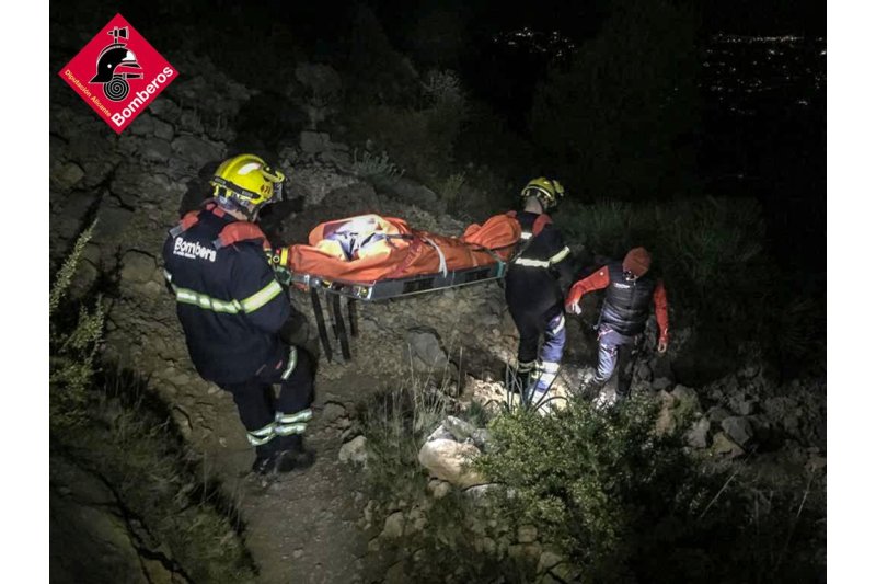 Los bomberos rescatan a una senderista en la Sierra de Bèrnia Los bomberos rescatan a una senderista en la Sierra de Bèrnia