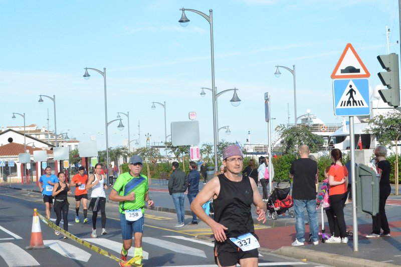 Youssef Ahatach i Maxim Mckinnon, els més ràpids en la Mitja Marató Ciutat de Dénia Youssef Ahatach i Maxim Mckinnon, els més ràpids en la Mitja Marató Ciutat de Dénia