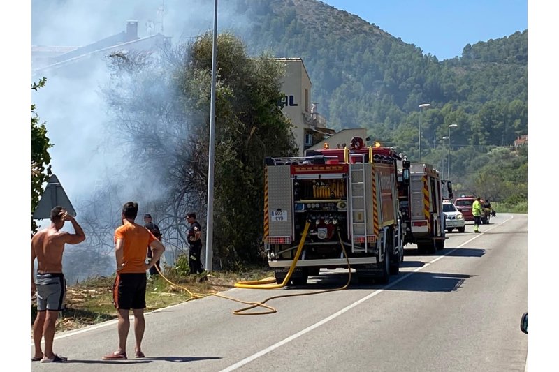Arde una parcela urbana en las inmediaciones de la calle Baix de Orba Arde una parcela urbana en las inmediaciones de la calle Baix de Orba