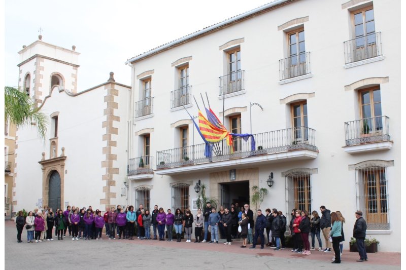 Minut de silenci davant l’Ajuntament d’Ondara en condol per les víctimes de l’incendi de València Minut de silenci davant l’Ajuntament d’Ondara en condol per les víctimes de l’incendi de València