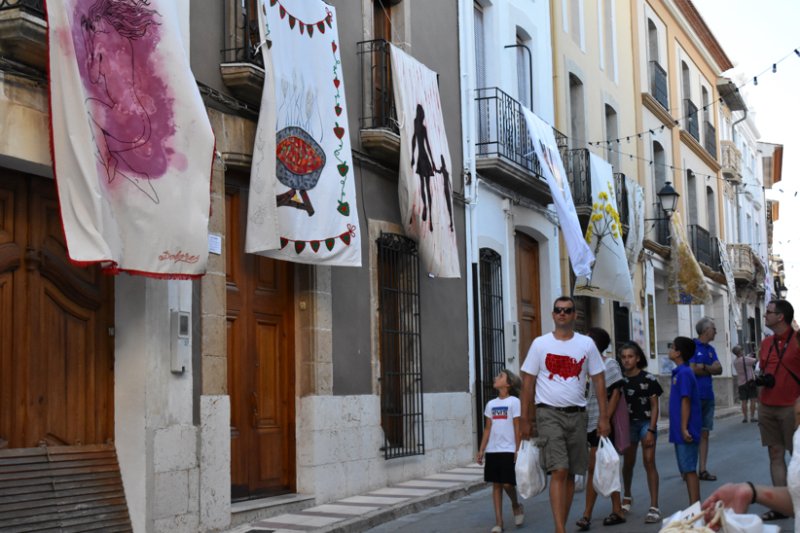 Art al Vent de Gata luce la diversidad y la pluralidad en las 81 obras en formato colcha que se exponen en el casco urbano Art al Vent de Gata luce la diversidad y la pluralidad en las 81 obras en formato colcha que se exponen en el casco urbano