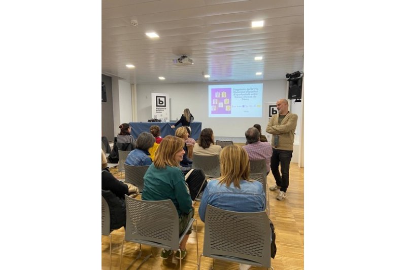 Un estudio revela que las mujeres  dedican de 2 a 4 horas a las tareas del  hogar y los hombres, solo una  Un estudio revela que las mujeres  dedican de 2 a 4 horas a las tareas del  hogar y los hombres, solo una