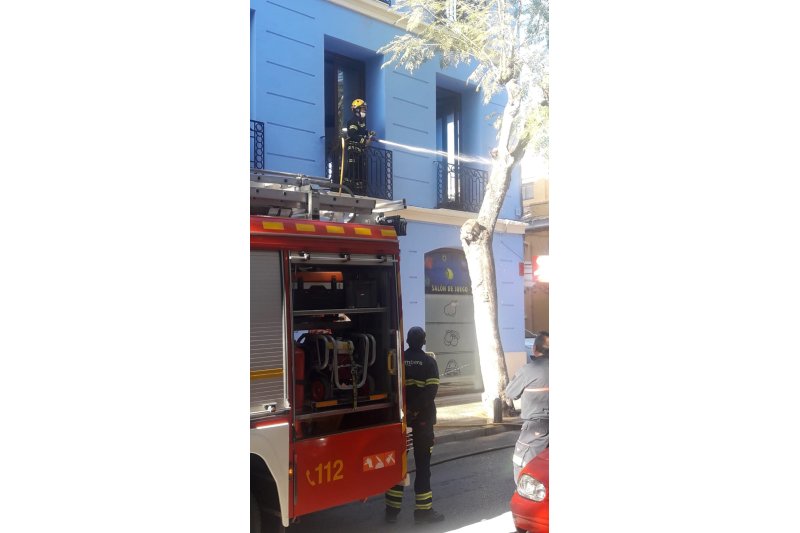 Los bomberos previenen el incendio de un árbol en Dénia Los bomberos previenen el incendio de un árbol en Dénia