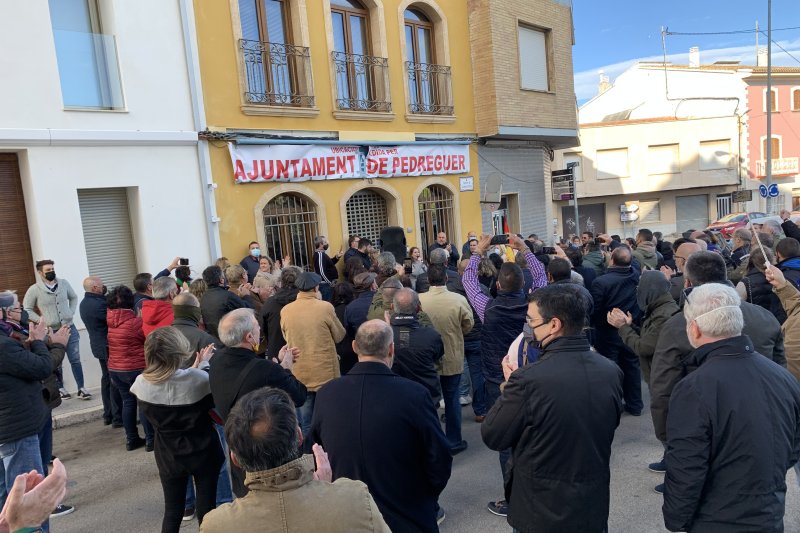 Guerra de cánticos y banderas en el encuentro de Vox en Pedreguer Guerra de cánticos y banderas en el encuentro de Vox en Pedreguer