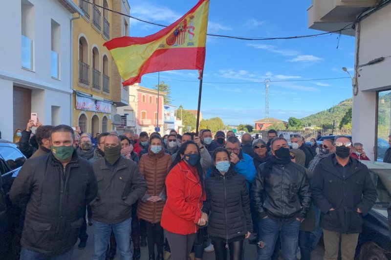 Guerra de cánticos y banderas en el encuentro de Vox en Pedreguer Guerra de cánticos y banderas en el encuentro de Vox en Pedreguer