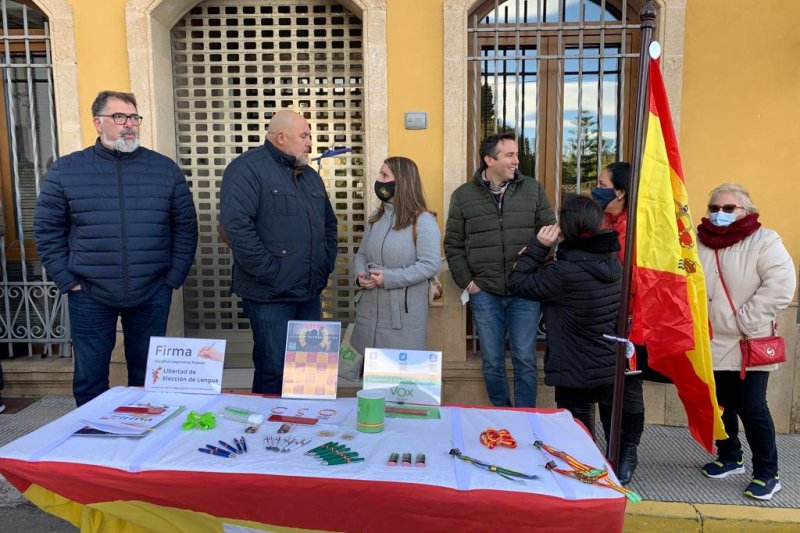 Guerra de cánticos y banderas en el encuentro de Vox en Pedreguer Guerra de cánticos y banderas en el encuentro de Vox en Pedreguer