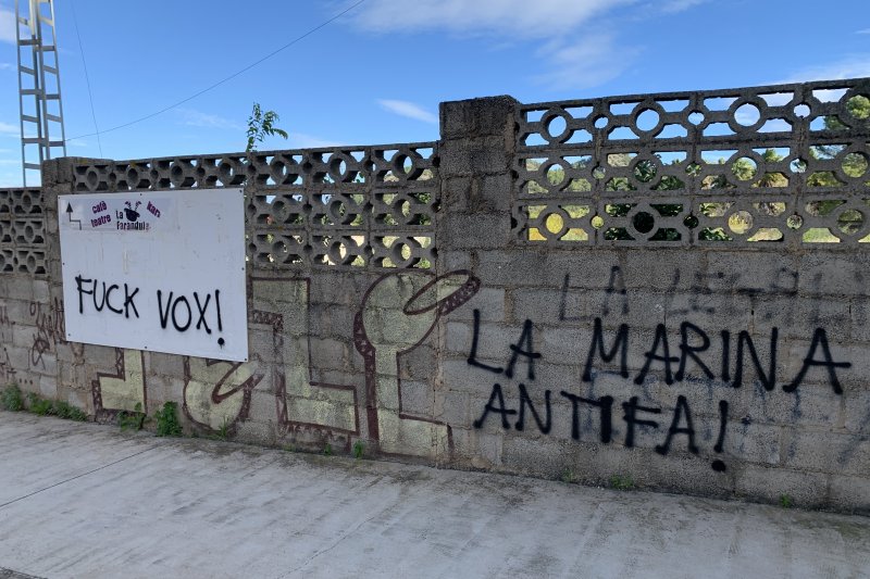 Guerra de cánticos y banderas en el encuentro de Vox en Pedreguer Guerra de cánticos y banderas en el encuentro de Vox en Pedreguer