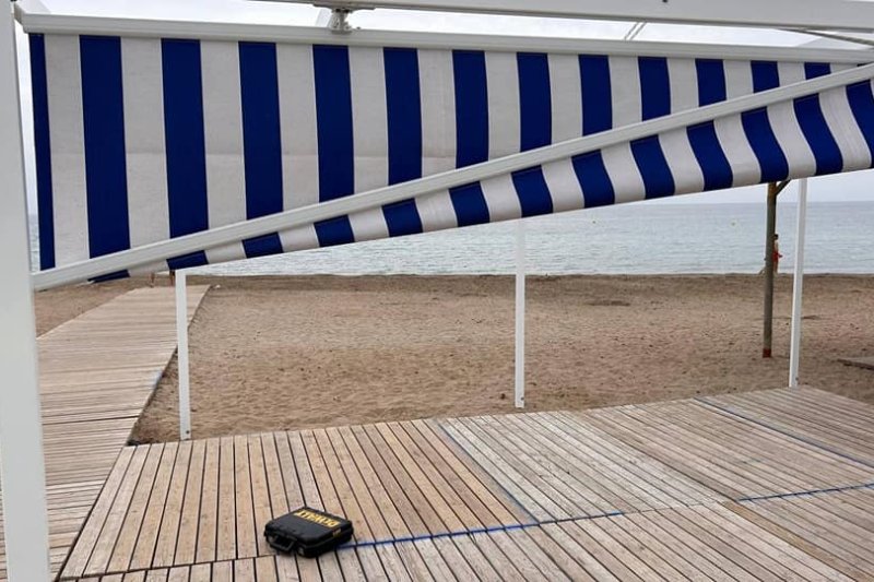 Destrozos en el mobiliario de la playa Punta del Raset  Destrozos en el mobiliario de la playa Punta del Raset