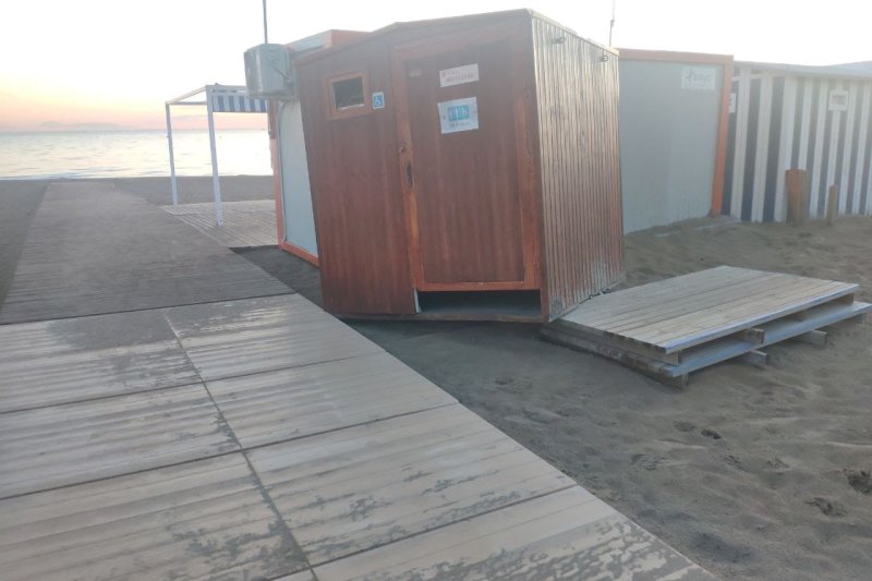 Destrozos en el mobiliario de la playa Punta del Raset  Destrozos en el mobiliario de la playa Punta del Raset