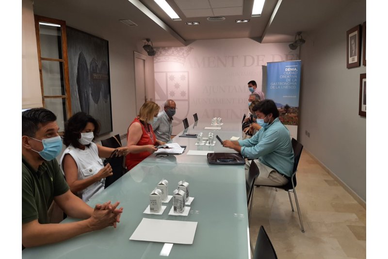 Una barrera de cantos rodados evitará el estancamiento de algas en la desembocadura del río Girona Una barrera de cantos rodados evitará el estancamiento de algas en la desembocadura del río Girona