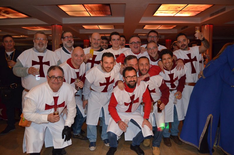 La luz del día y el ambiente en la calle animan la celebración del Mig Any de Moros i Cristians en Dénia La luz del día y el ambiente en la calle animan la celebración del Mig Any de Moros i Cristians en Dénia