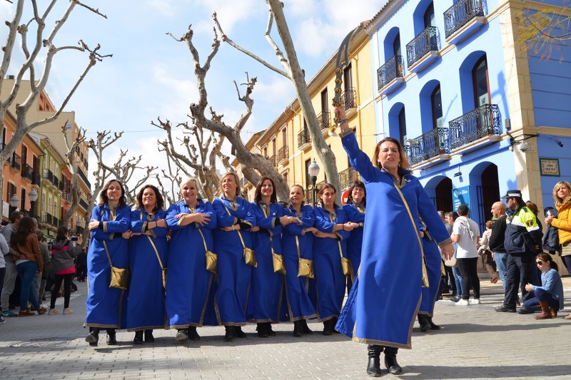 La luz del día y el ambiente en la calle animan la celebración del Mig Any de Moros i Cristians en Dénia La luz del día y el ambiente en la calle animan la celebración del Mig Any de Moros i Cristians en Dénia