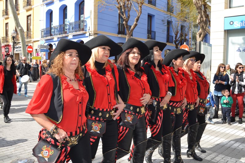 La luz del día y el ambiente en la calle animan la celebración del Mig Any de Moros i Cristians en Dénia La luz del día y el ambiente en la calle animan la celebración del Mig Any de Moros i Cristians en Dénia