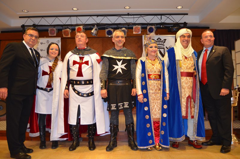 La luz del día y el ambiente en la calle animan la celebración del Mig Any de Moros i Cristians en Dénia La luz del día y el ambiente en la calle animan la celebración del Mig Any de Moros i Cristians en Dénia