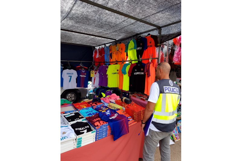 La Policía Nacional detiene a siete personas por vender prendas deportivas falsificadas en un mercado de venta ambulante en Dénia La Policía Nacional detiene a siete personas por vender prendas deportivas falsificadas en un mercado de venta ambulante en Dénia