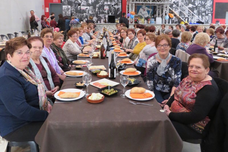 La gent major i amics de treball dediquen una festa d’homenatge a la tècnic d’Esports de Pedreguer Maria Ivars amb motiu de la seua jubilació La gent major i amics de treball dediquen una festa d’homenatge a la tècnic d’Esports de Pedreguer Maria Ivars amb motiu de la seua jubilació