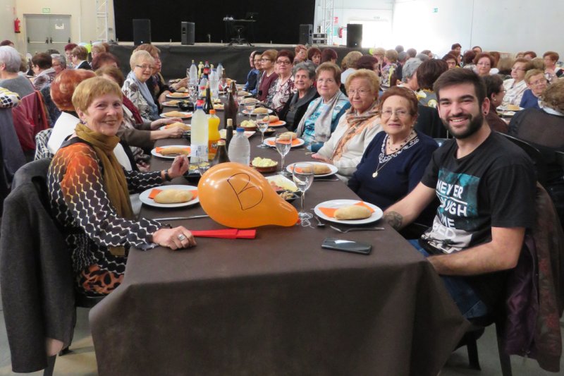 La gent major i amics de treball dediquen una festa d’homenatge a la tècnic d’Esports de Pedreguer Maria Ivars amb motiu de la seua jubilació La gent major i amics de treball dediquen una festa d’homenatge a la tècnic d’Esports de Pedreguer Maria Ivars amb motiu de la seua jubilació