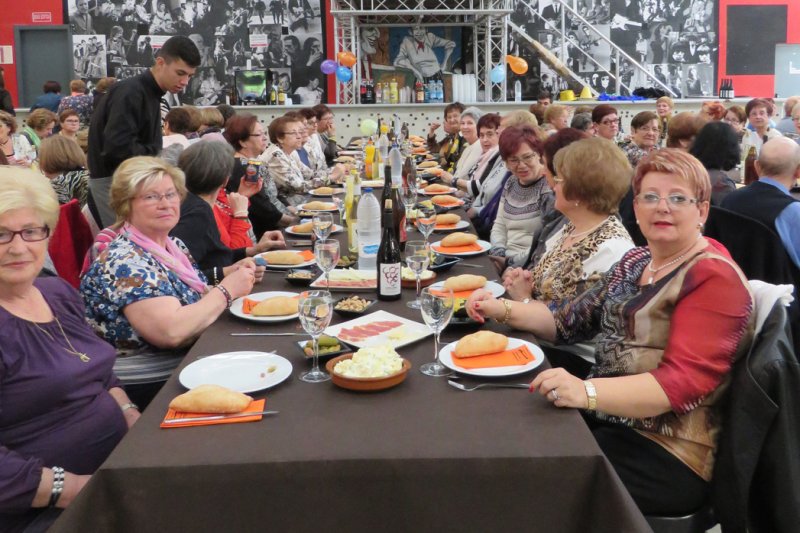 La gent major i amics de treball dediquen una festa d’homenatge a la tècnic d’Esports de Pedreguer Maria Ivars amb motiu de la seua jubilació La gent major i amics de treball dediquen una festa d’homenatge a la tècnic d’Esports de Pedreguer Maria Ivars amb motiu de la seua jubilació