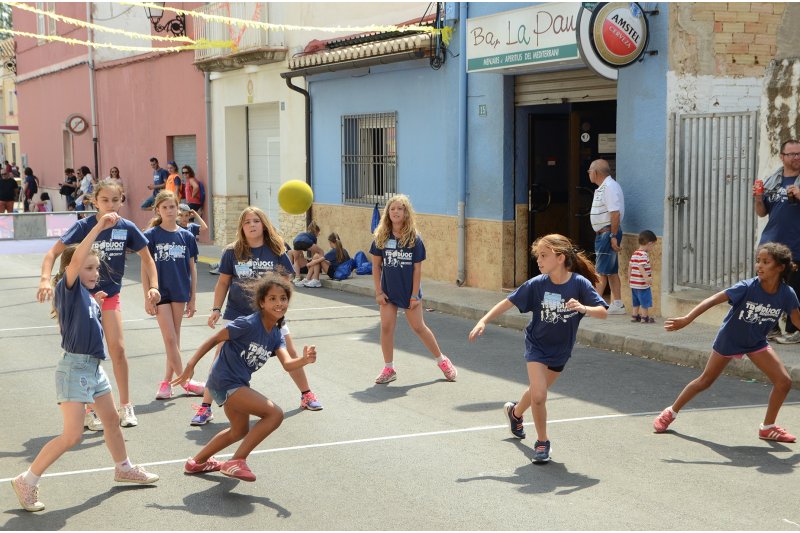 Vora 350 xiquets prenen els carrers de Beniarbeig per practicar els jocs tradicionals Vora 350 xiquets prenen els carrers de Beniarbeig per practicar els jocs tradicionals