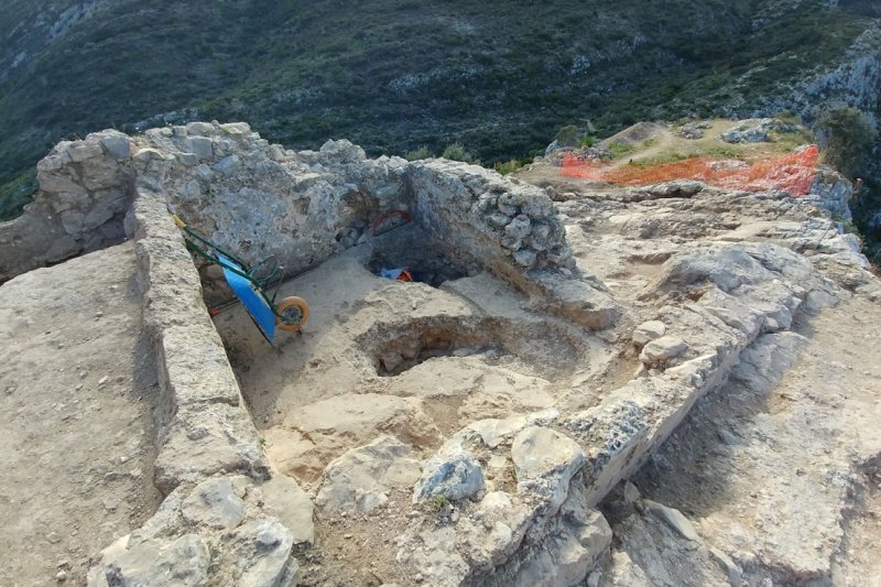 Un helicóptero transporta las 75 toneladas de material necesarias para la rehabilitación del castillo del Ocaive de Pedreguer Un helicóptero transporta las 75 toneladas de material necesarias para la rehabilitación del castillo del Ocaive de Pedreguer