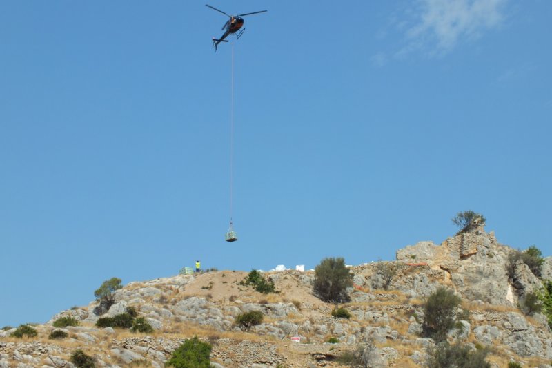 Un helicóptero transporta las 75 toneladas de material necesarias para la rehabilitación del castillo del Ocaive de Pedreguer Un helicóptero transporta las 75 toneladas de material necesarias para la rehabilitación del castillo del Ocaive de Pedreguer