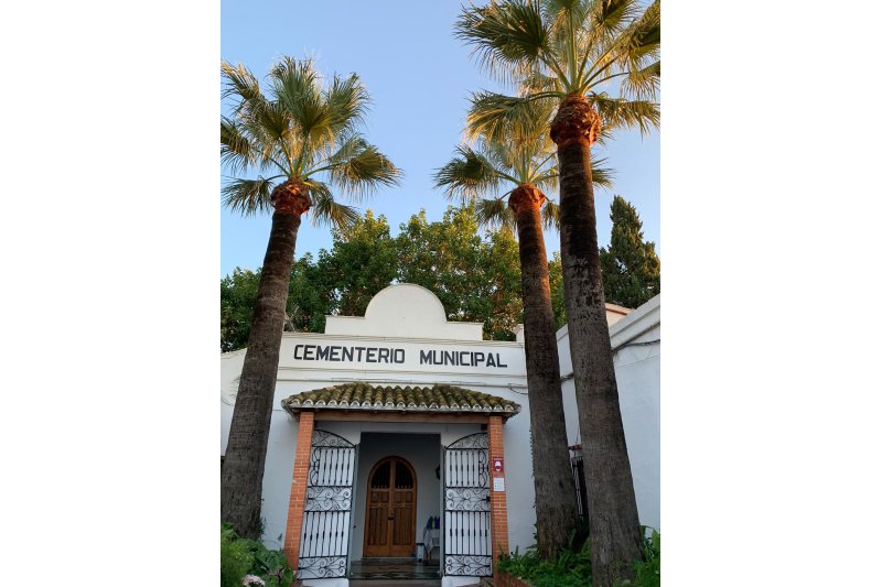 Operativo especial de la Policía Local de Dénia en los accesos al cementerio  Operativo especial de la Policía Local de Dénia en los accesos al cementerio