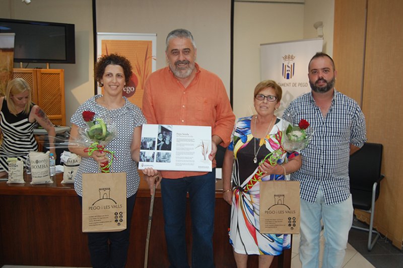 L’arròs de les estreles homenatja a deu cuineres de Pego per a visualitzar la tasca de les dones com artífexs de la continuïtat de la tradició gastronòmica local L’arròs de les estreles homenatja a deu cuineres de Pego per a visualitzar la tasca de les dones com artífexs de la continuïtat de la tradició gastronòmica local
