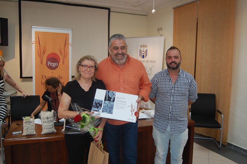 L’arròs de les estreles homenatja a deu cuineres de Pego per a visualitzar la tasca de les dones com artífexs de la continuïtat de la tradició gastronòmica local L’arròs de les estreles homenatja a deu cuineres de Pego per a visualitzar la tasca de les dones com artífexs de la continuïtat de la tradició gastronòmica local