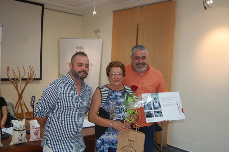 L’arròs de les estreles homenatja a deu cuineres de Pego per a visualitzar la tasca de les dones com artífexs de la continuïtat de la tradició gastronòmica local L’arròs de les estreles homenatja a deu cuineres de Pego per a visualitzar la tasca de les dones com artífexs de la continuïtat de la tradició gastronòmica local