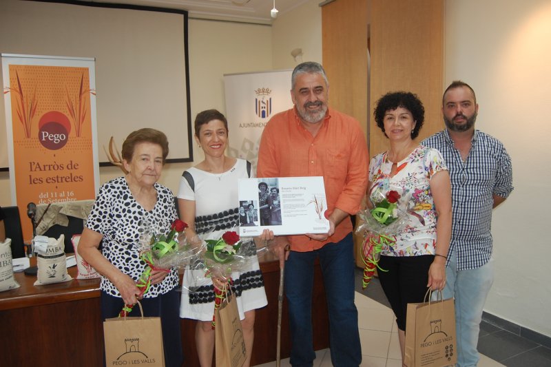 L’arròs de les estreles homenatja a deu cuineres de Pego per a visualitzar la tasca de les dones com artífexs de la continuïtat de la tradició gastronòmica local L’arròs de les estreles homenatja a deu cuineres de Pego per a visualitzar la tasca de les dones com artífexs de la continuïtat de la tradició gastronòmica local