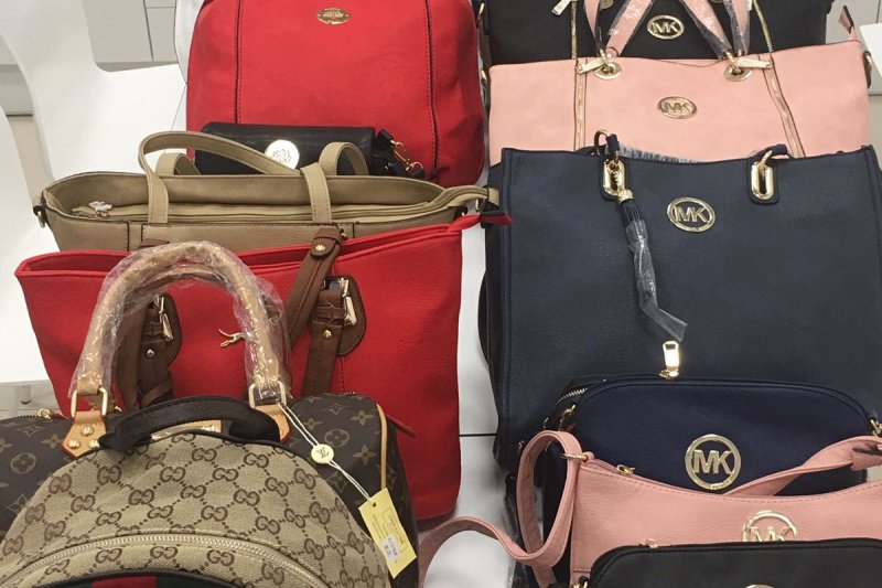 La Policía de Xàbia requisa falsificaciones de zapatillas y bolsos en el paseo del Arenal La Policía de Xàbia requisa falsificaciones de zapatillas y bolsos en el paseo del Arenal