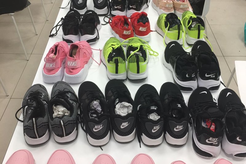 La Policía de Xàbia requisa falsificaciones de zapatillas y bolsos en el paseo del Arenal La Policía de Xàbia requisa falsificaciones de zapatillas y bolsos en el paseo del Arenal