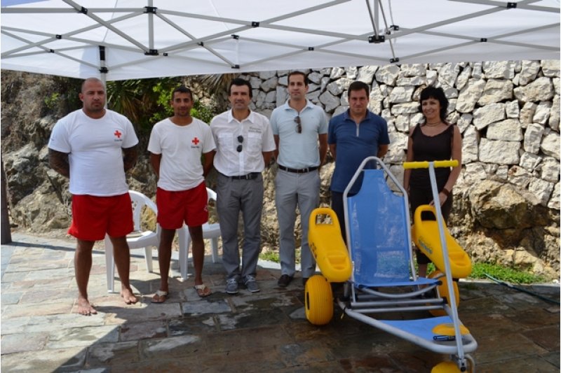Cruz Roja incorpora una silla anfibia en la playa de la Fustera Cruz Roja incorpora una silla anfibia en la playa de la Fustera