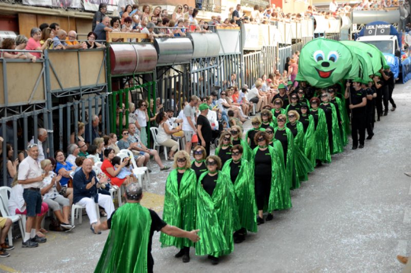 La Parida y L’Espatlà se llevan los primeros premios en un desfile de carrozas de Pedreguer puntual, colorido y que repasa temas músicals de éxito La Parida y L’Espatlà se llevan los primeros premios en un desfile de carrozas de Pedreguer puntual, colorido y que repasa temas músicals de éxito