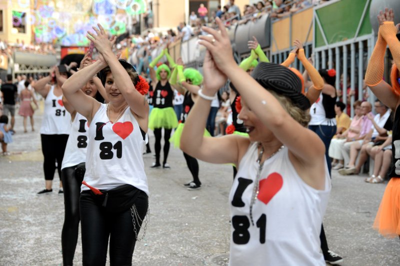 La Parida y L’Espatlà se llevan los primeros premios en un desfile de carrozas de Pedreguer puntual, colorido y que repasa temas músicals de éxito La Parida y L’Espatlà se llevan los primeros premios en un desfile de carrozas de Pedreguer puntual, colorido y que repasa temas músicals de éxito