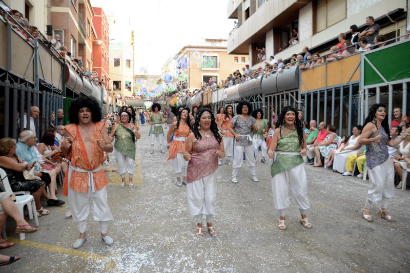 La Parida y L’Espatlà se llevan los primeros premios en un desfile de carrozas de Pedreguer puntual, colorido y que repasa temas músicals de éxito La Parida y L’Espatlà se llevan los primeros premios en un desfile de carrozas de Pedreguer puntual, colorido y que repasa temas músicals de éxito