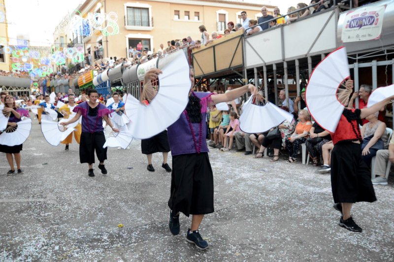 La Parida y L’Espatlà se llevan los primeros premios en un desfile de carrozas de Pedreguer puntual, colorido y que repasa temas músicals de éxito La Parida y L’Espatlà se llevan los primeros premios en un desfile de carrozas de Pedreguer puntual, colorido y que repasa temas músicals de éxito