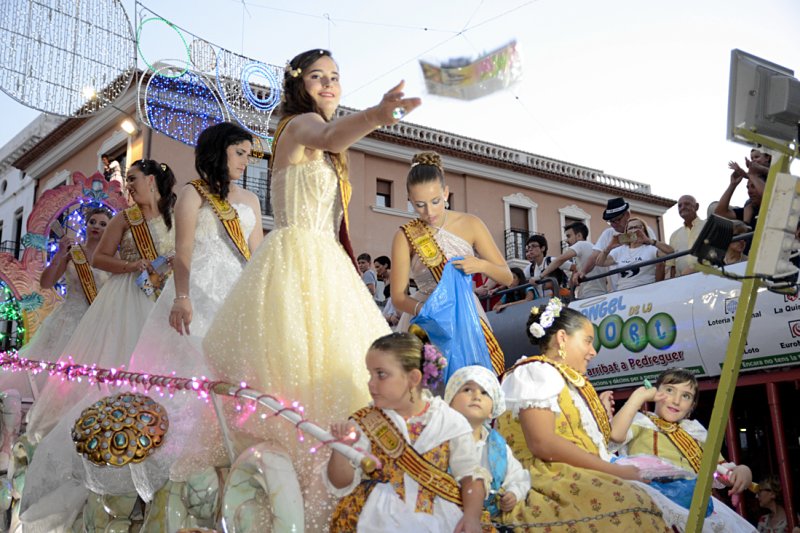 La Parida y L’Espatlà se llevan los primeros premios en un desfile de carrozas de Pedreguer puntual, colorido y que repasa temas músicals de éxito La Parida y L’Espatlà se llevan los primeros premios en un desfile de carrozas de Pedreguer puntual, colorido y que repasa temas músicals de éxito