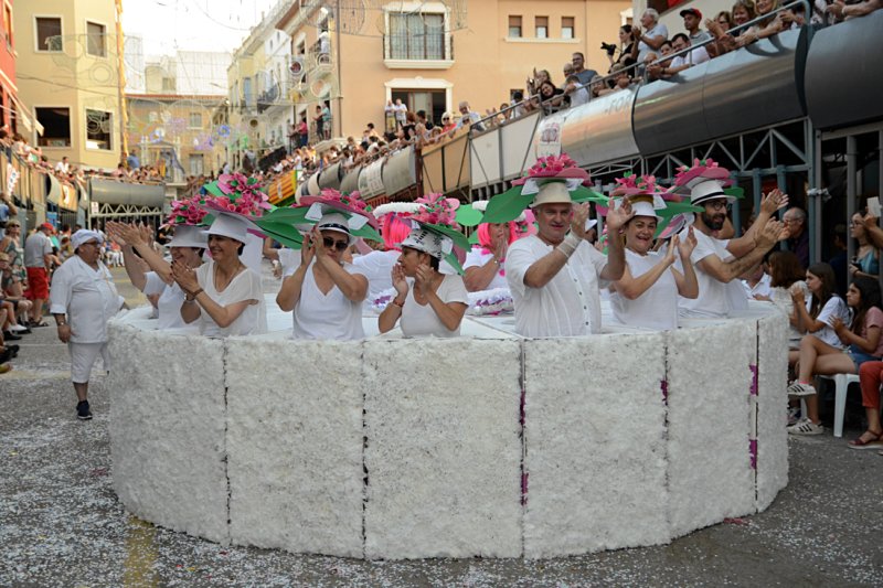 La Parida y L’Espatlà se llevan los primeros premios en un desfile de carrozas de Pedreguer puntual, colorido y que repasa temas músicals de éxito La Parida y L’Espatlà se llevan los primeros premios en un desfile de carrozas de Pedreguer puntual, colorido y que repasa temas músicals de éxito
