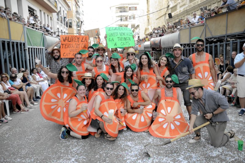 La Parida y L’Espatlà se llevan los primeros premios en un desfile de carrozas de Pedreguer puntual, colorido y que repasa temas músicals de éxito La Parida y L’Espatlà se llevan los primeros premios en un desfile de carrozas de Pedreguer puntual, colorido y que repasa temas músicals de éxito