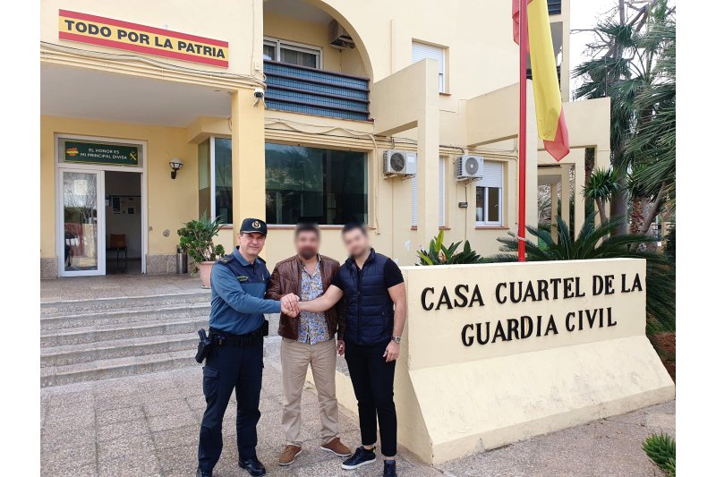 Tres vecinos de Xàbia capturan al ladrón de varios comercios y establecimientos hosteleros de la comarca  Tres vecinos de Xàbia capturan al ladrón de varios comercios y establecimientos hosteleros de la comarca