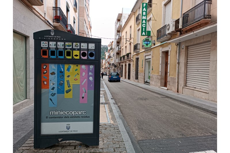 Los miniecoparques de Pego recogen 10 kilos de pilas y residuos electrónicos por semana Los miniecoparques de Pego recogen 10 kilos de pilas y residuos electrónicos por semana
