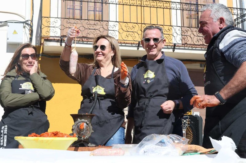 La Feria del Embutido de la Vall de Pop refuerza el potencial de la gastronomía y los vinos de la zona como producto turístico La Feria del Embutido de la Vall de Pop refuerza el potencial de la gastronomía y los vinos de la zona como producto turístico