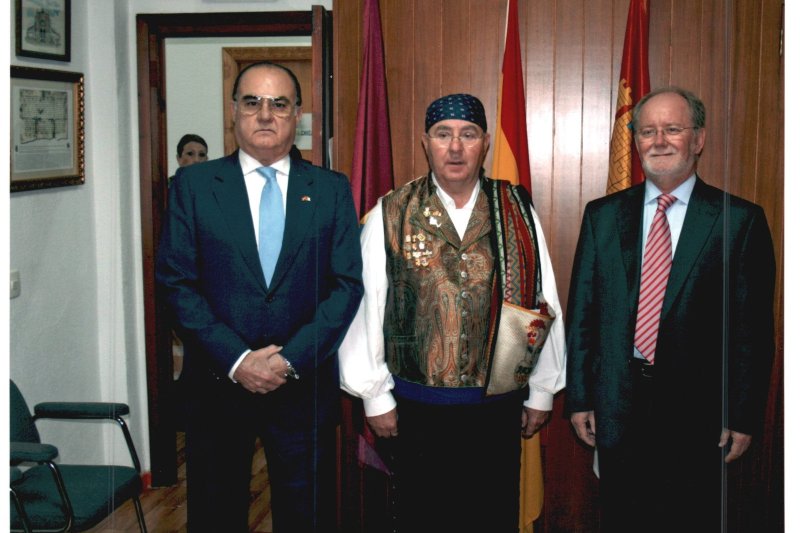 José Muñoz deja la presidencia de la Casa de Castilla La Mancha y recibe un homenaje  José Muñoz deja la presidencia de la Casa de Castilla La Mancha y recibe un homenaje