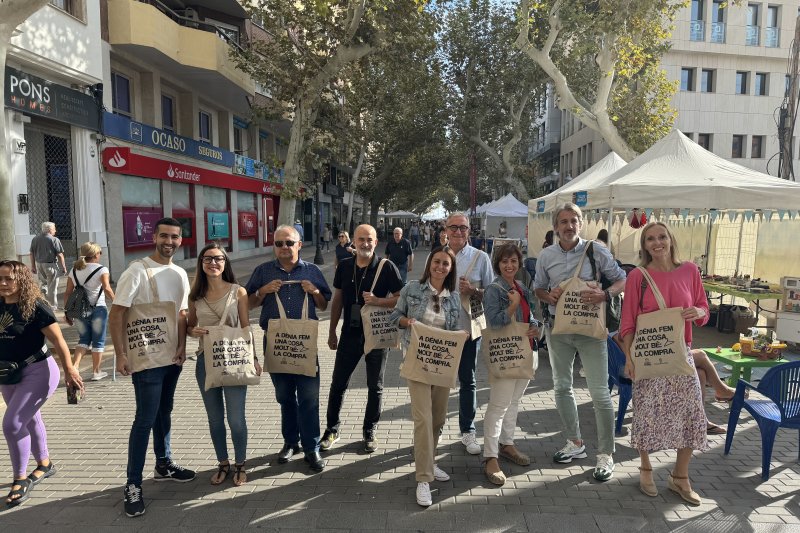 Mucha animación, variedad de ofertas y descuentos en la feria Dénia Stock Mucha animación, variedad de ofertas y descuentos en la feria Dénia Stock