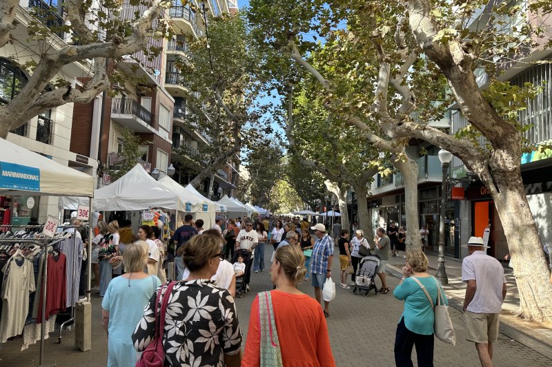 Mucha animación, variedad de ofertas y descuentos en la feria Dénia Stock Mucha animación, variedad de ofertas y descuentos en la feria Dénia Stock