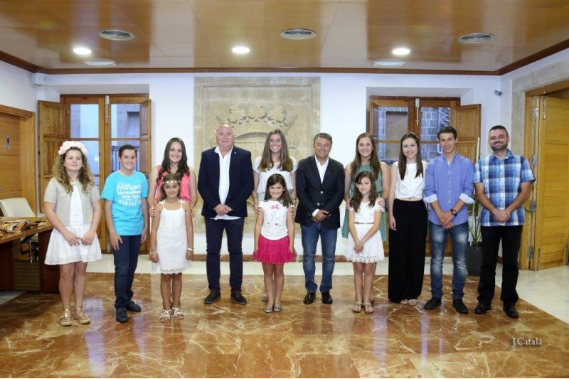 Lliurament de les bandes i corones als representats de Fogueres Lliurament de les bandes i corones als representats de Fogueres