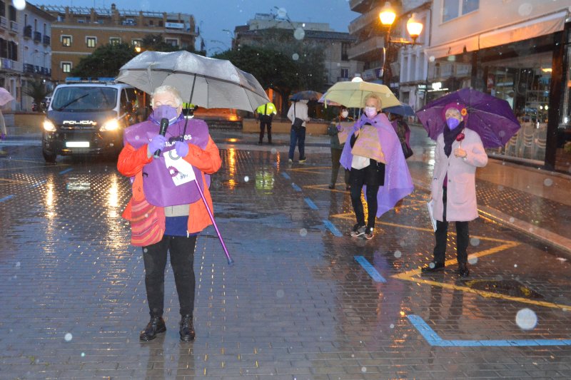 La cadena de mujeres de Matria se realizó pese a la lluvia La cadena de mujeres de Matria se realizó pese a la lluvia
