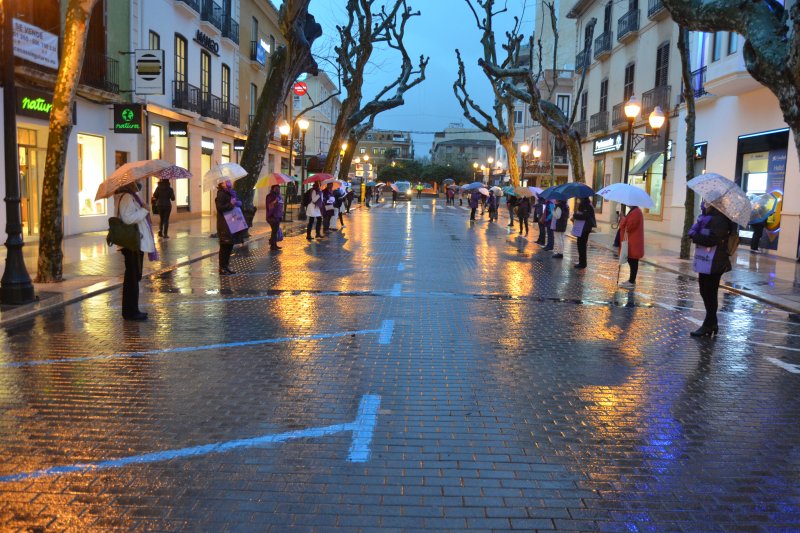 La cadena de mujeres de Matria se realizó pese a la lluvia La cadena de mujeres de Matria se realizó pese a la lluvia