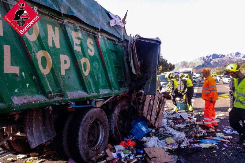 Un herido leve al volcar un camión en la AP-7  Un herido leve al volcar un camión en la AP-7